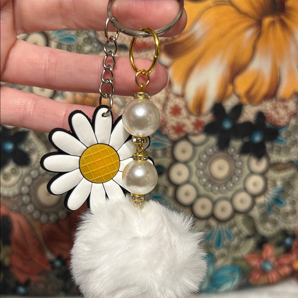 White Daisy Pom Pom Keychain - Picture 2 of 2